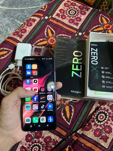 Infinix zero X pro 8gb/128Gb only white screen mai sport hain 2