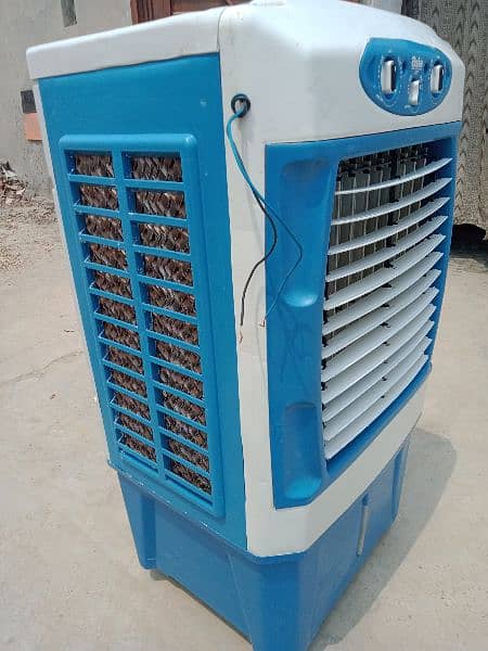 12 volt air cooler.  in new condition. 5