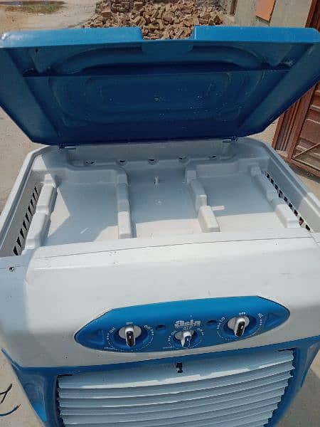 12 volt air cooler.  in new condition. 6