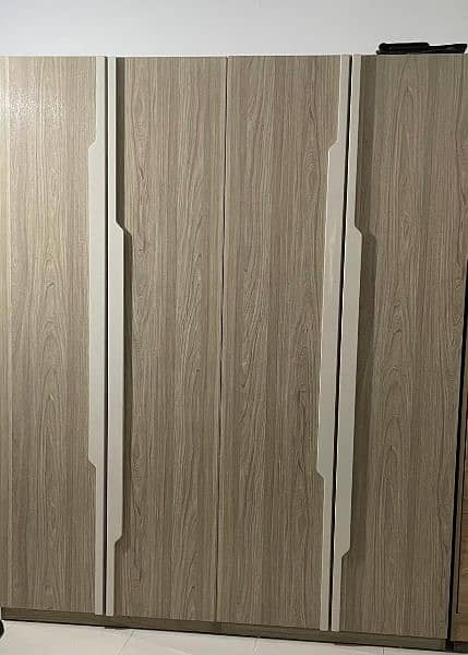 i'm selling three door wardrobes 0