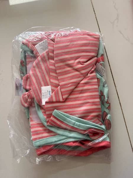 Bonfini baby girl swaddles with matching caps 1