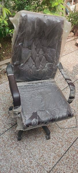 Comfortable and flex executive computer chair 1