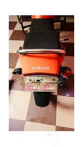 YBR-G 125 Orange Mate with JDR box stand 3