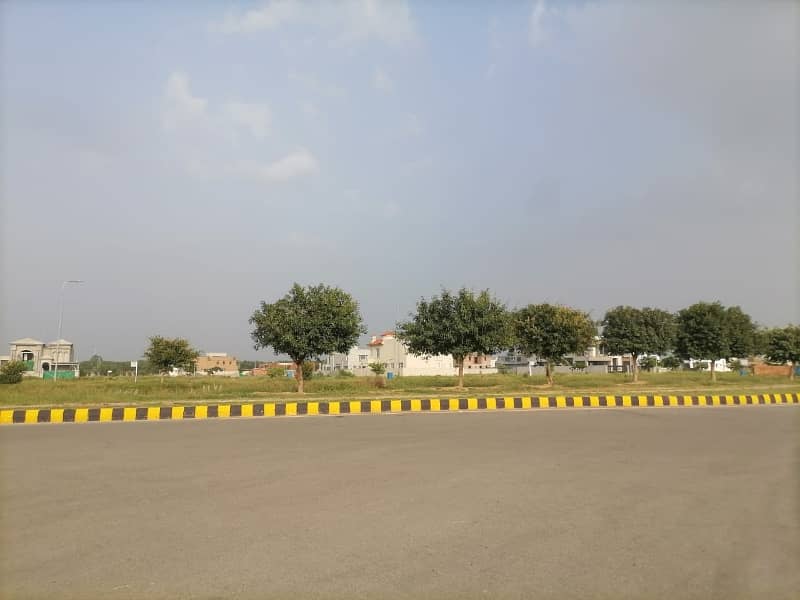 Prime 1 Kanal Plot For Sale In DHA Phase 7 4