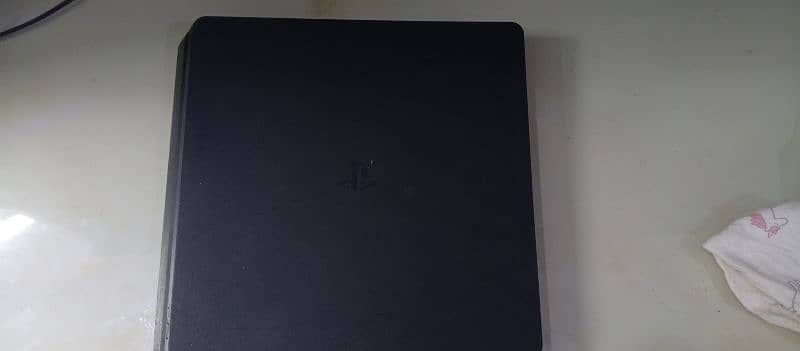 Playstation 4 slightly used in good condition 2