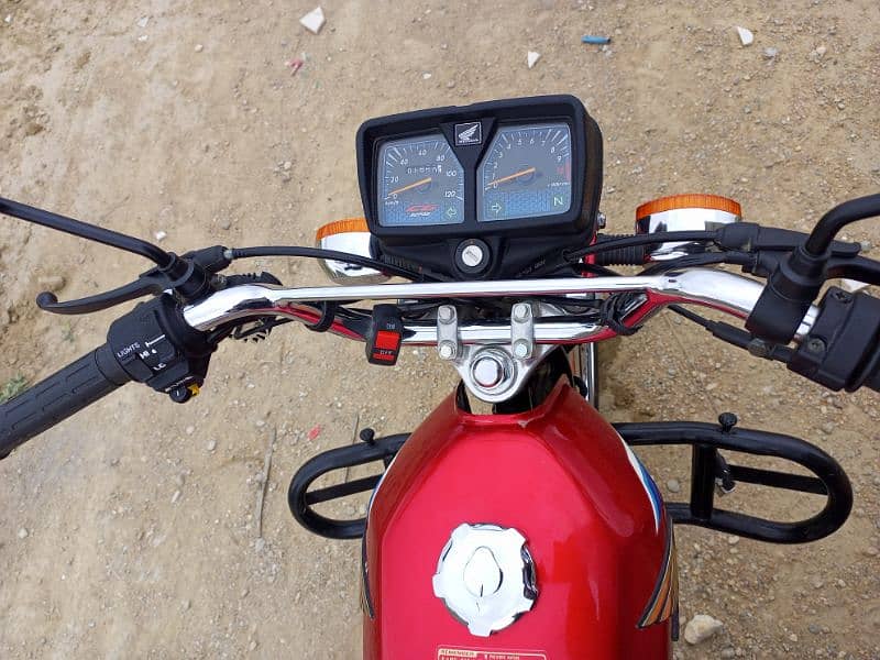 HONDA 125 ALMOST NEW 1600KM 3