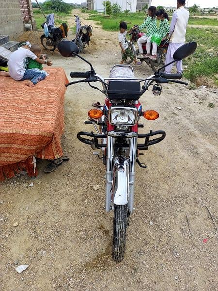 HONDA 125 ALMOST NEW 1600KM 6