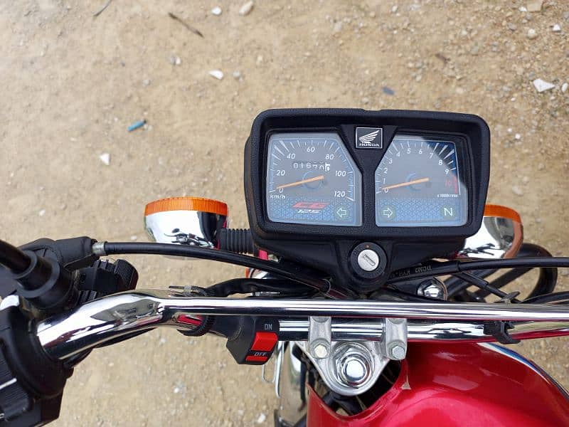 HONDA 125 ALMOST NEW 1600KM 7