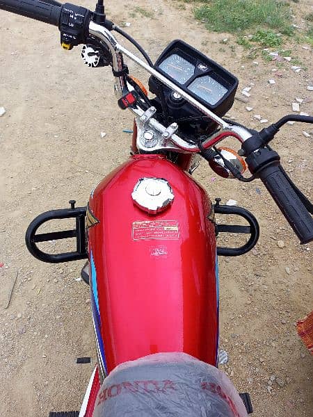 HONDA 125 ALMOST NEW 1600KM 8