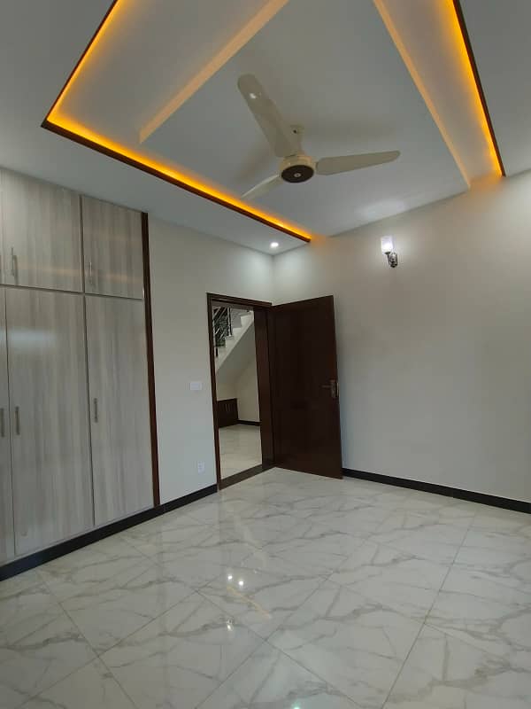 Triple Storey Corner 25x40 House For Sale With 5 Bedrooms In G13 Islamabad 3