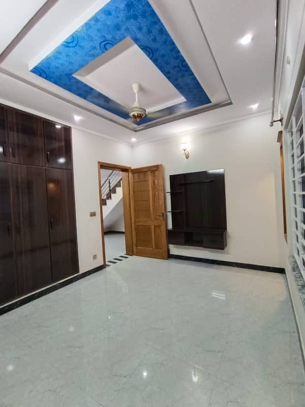 Triple Storey Corner 25x40 House For Sale With 5 Bedrooms In G13 Islamabad 11