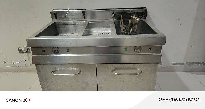 Fastfood Fryer Double
Tanks 24 litre 24 litre
Pure SS 0