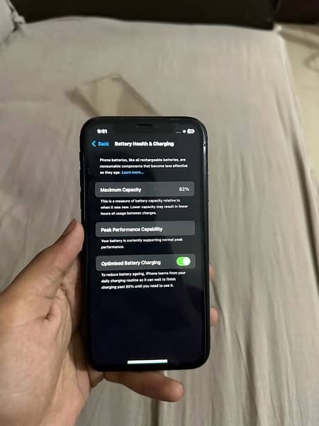 Iphone XR 64 Gb factory unlock exchang possible with iphone 11 ,11 pro 5