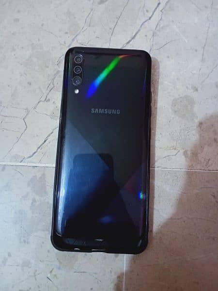 I'm urgently selling my Samsung A30's Mobile 4