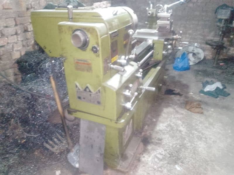 Lathe machine very good condition 5.5 feet 3