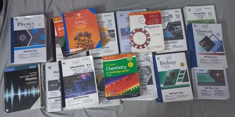 IGCSE / O LEVELS FULL SET OF BOOKS AND PAST PAPERS BIO,CHEM,PHY,MATHS 0