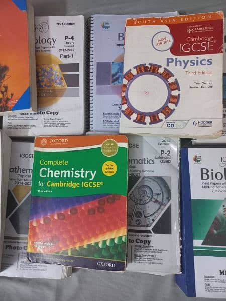 IGCSE / O LEVELS FULL SET OF BOOKS AND PAST PAPERS BIO,CHEM,PHY,MATHS 1