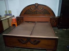 king bed or shocase allmari condition 10/9 0