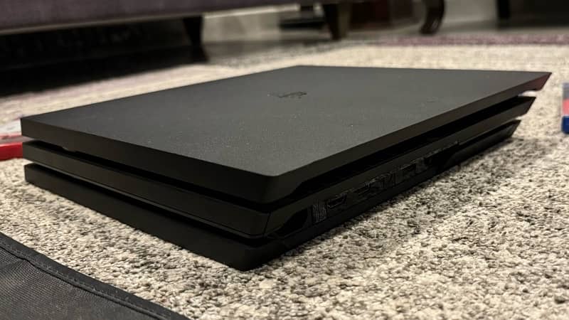 PS4 pro with 2 original controllers and with 5 CDs 1