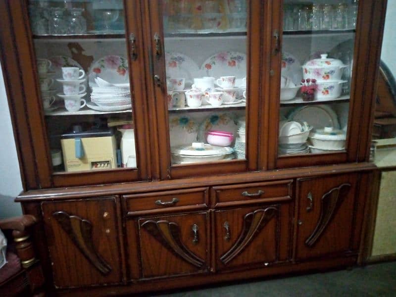 king bed or shocase allmari condition 10/9 3