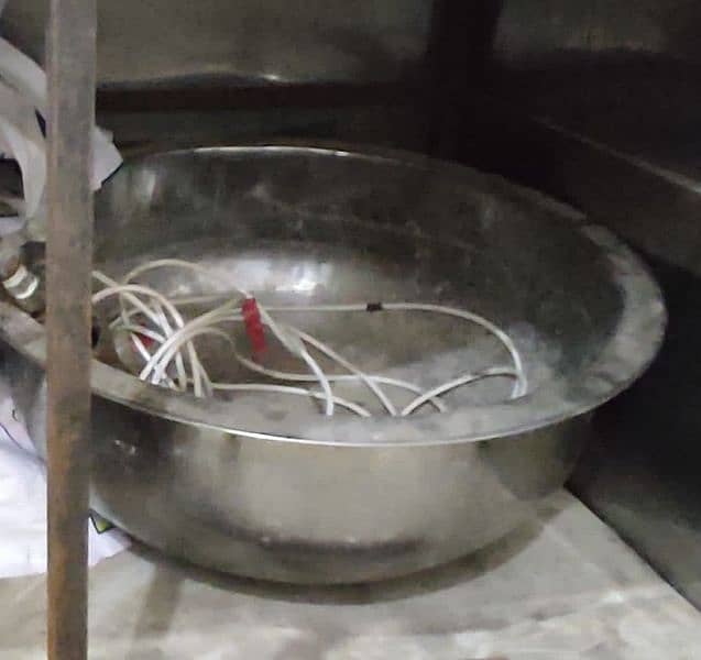 stainless steeel cooking pateely and big bowl with stand for flour 2