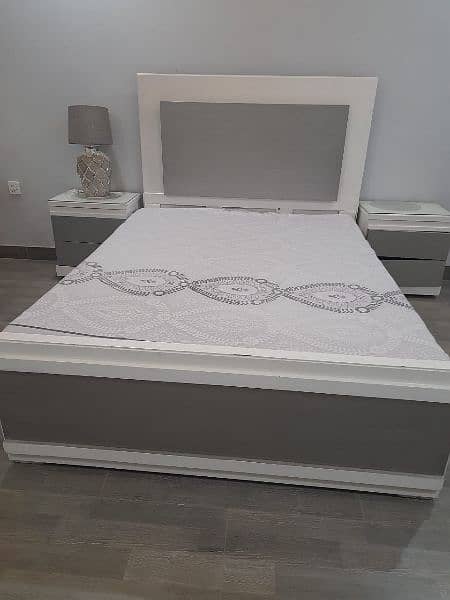 deco paint in grey white color of queen size 0