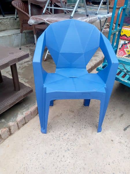 Hameed plastic table & chairs 8