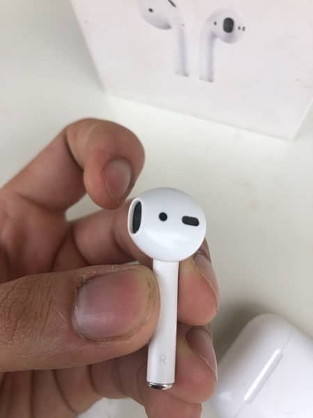 AirPods 2 4