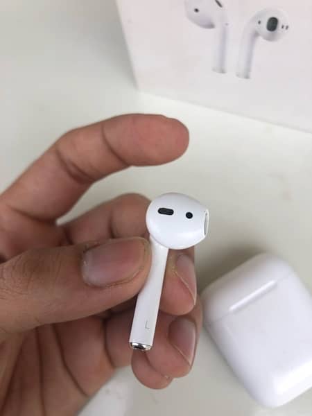 AirPods 2 6