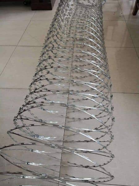 Razor wire Barbed wire Mesh Security jali / pipe Chain link Fence 4