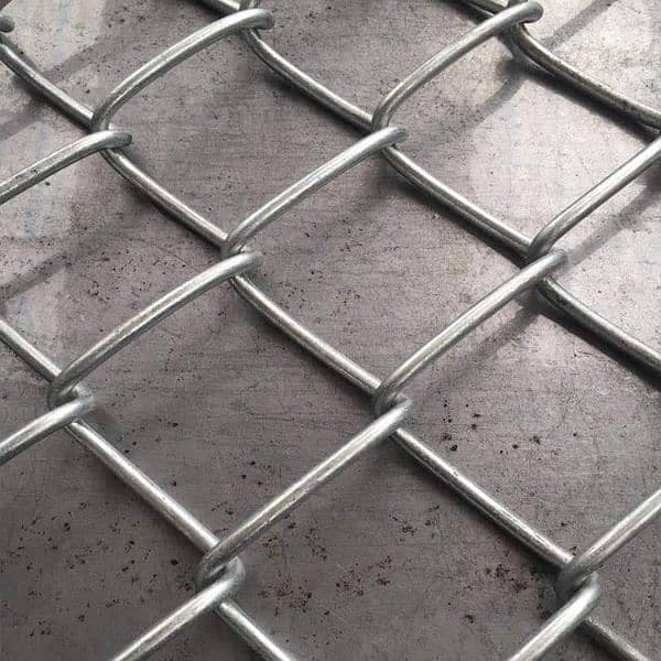 Razor wire Barbed wire Mesh Security jali / pipe Chain link Fence 7