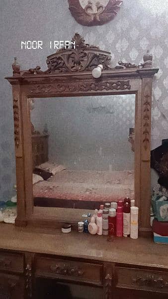 dressing table chinioti heavy wood condition 10/9 need polish 3