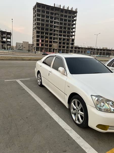 Toyota Crown royal saloon 3