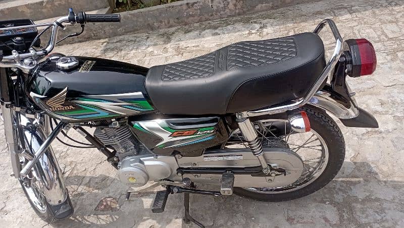 honda 125 black colour neat clean orignl condion . 0