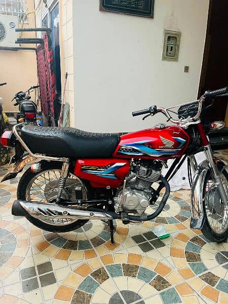 honda 125 2023 - 24 model with golden number 1