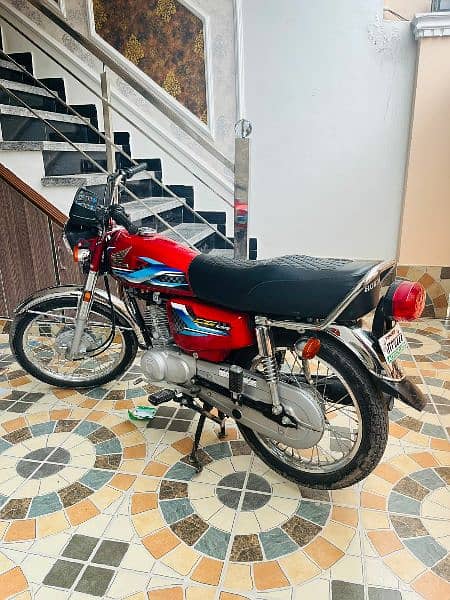 honda 125 2023 - 24 model with golden number 4