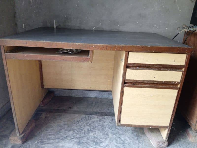 Computer  table for sale havy wooden table 0