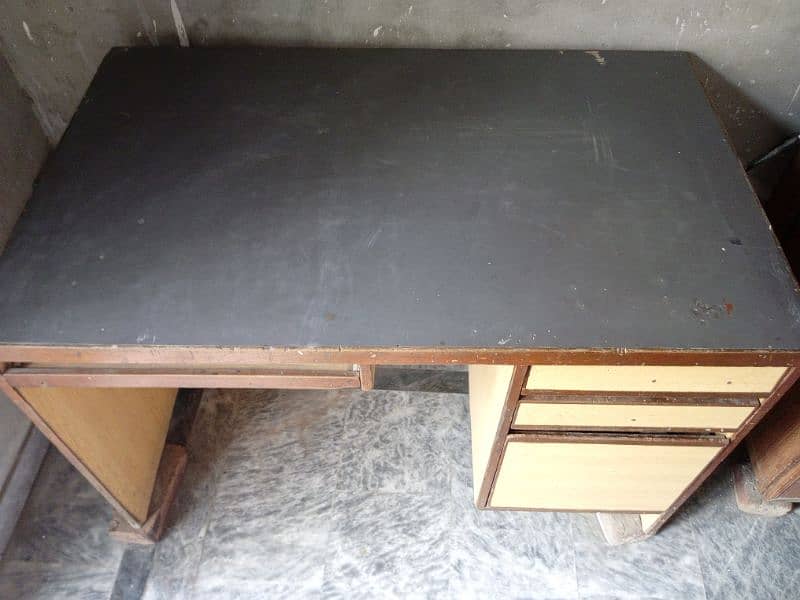 Computer  table for sale havy wooden table 1