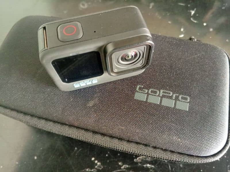 hi I'm selling GoPro hero 10 barely used it is in mint condition 1