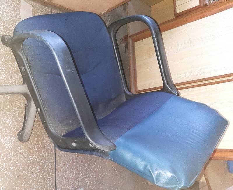 Computer Chair for Sale (with 04 Workstations Free) 0