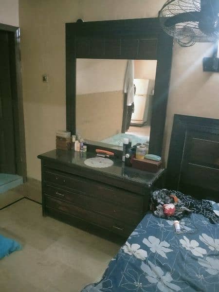 complete bedroom set available used urgent sales 3