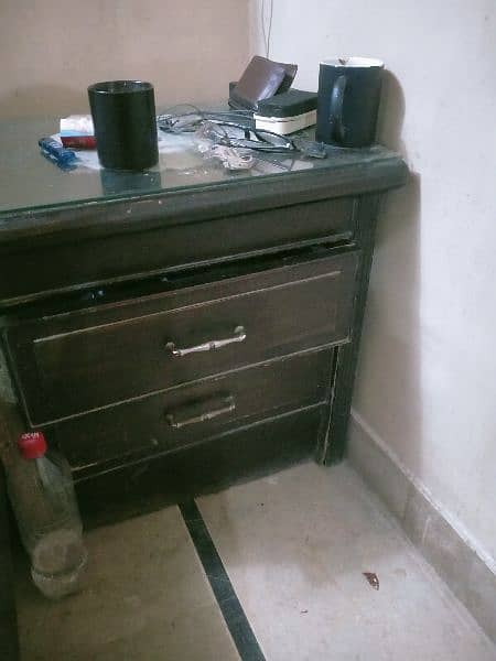 complete bedroom set available used urgent sales 4