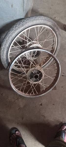 mukmal 2 rim hai normal condition mai 70cc ka hai 4