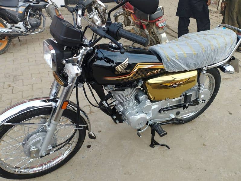 Honda 125 Special Edition Gold Black SE 1