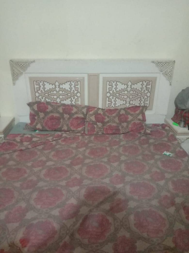 Bed with Side Tables in good Condition 1