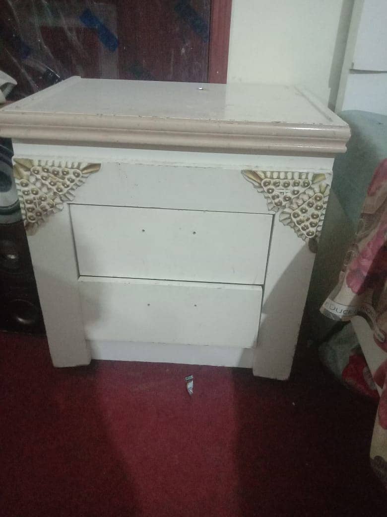 Bed with Side Tables in good Condition 3