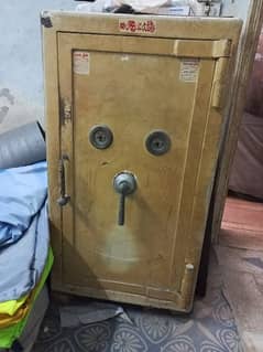 jewelers safe almari good condition