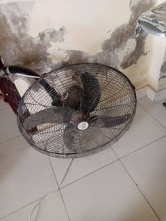 im selling bracket fan 6 months used fan 0