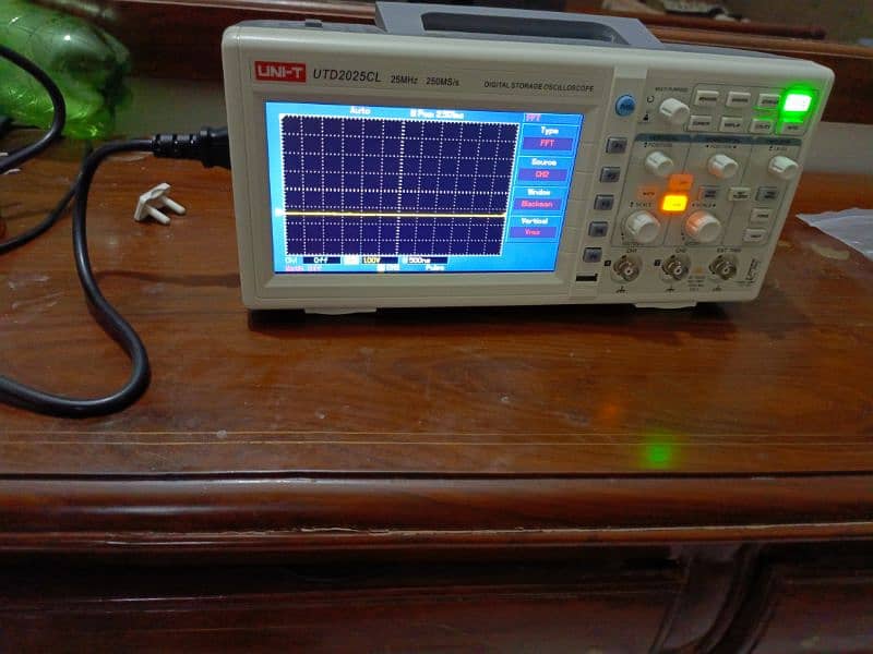 UNI T 2025 oscilloscope with accessories 1