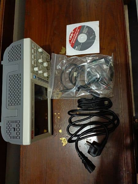 UNI T 2025 oscilloscope with accessories 3